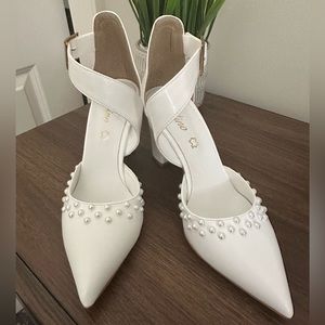 Pearl detail chunky heel bridal pumps